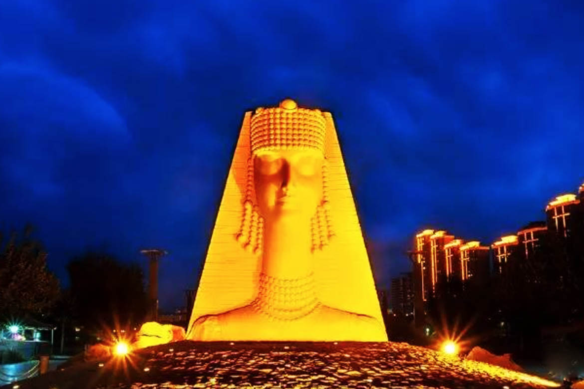 博仟砂岩雕塑厂家安装的灯光效果楼兰姑娘雕塑夜景