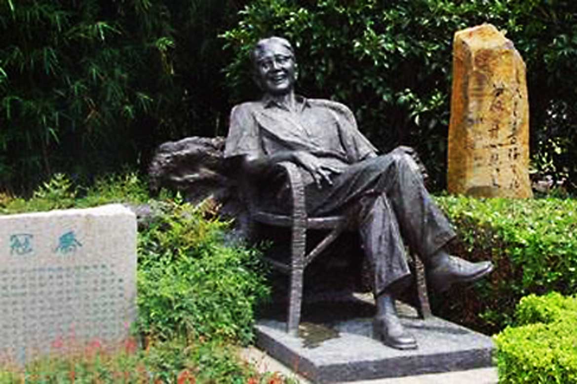 乔冠华雕塑人物在上海福寿园侧面图