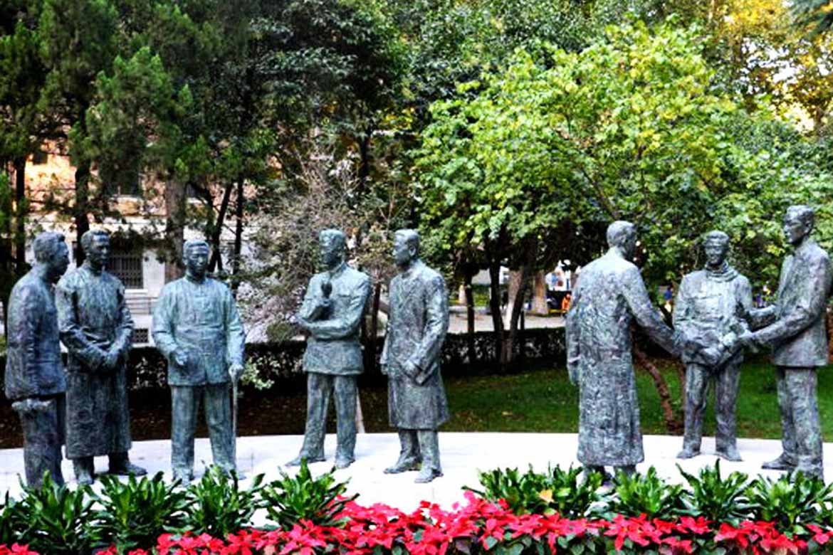  山东大学八大教授校园文化雕塑全景