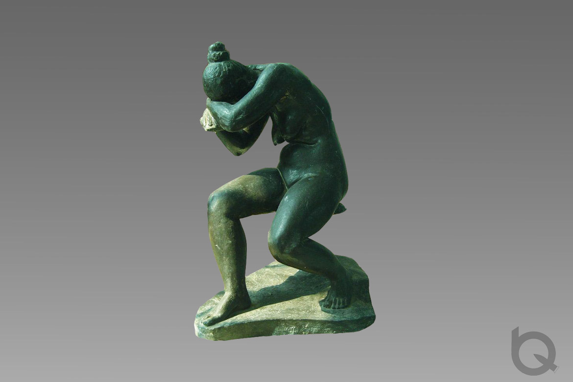 趴着的微胖女人体铸铜雕塑