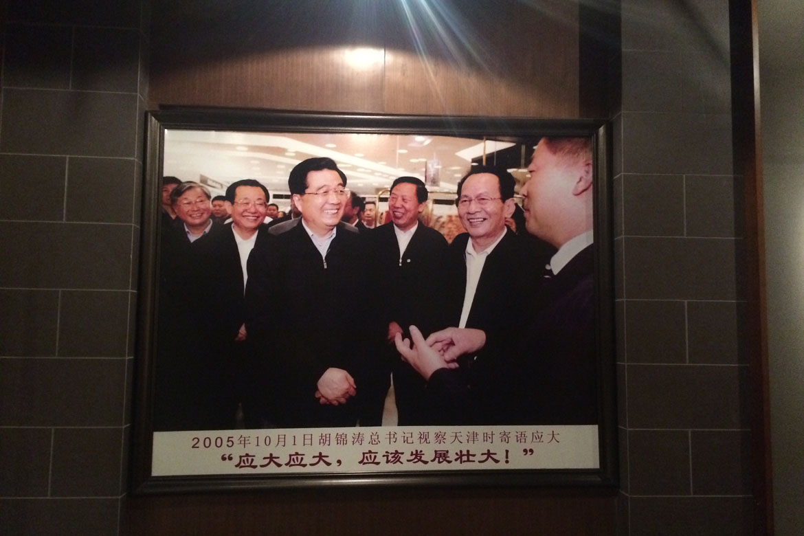 运用铸铜雕塑加工制作的照片背景墙挂着胡敬涛照片