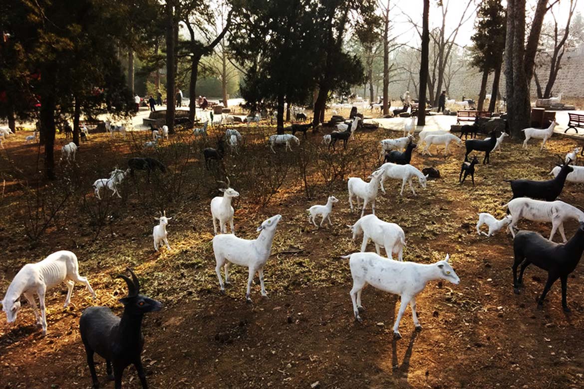 博仟北京雕塑公司雕塑制作的羊群逼真着色水泥动物雕像