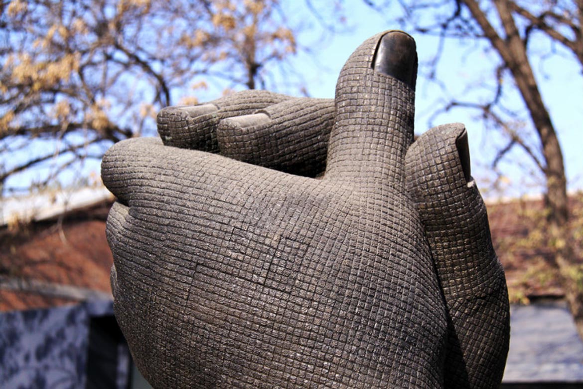 双手握在一起的铸铜景观雕塑小品