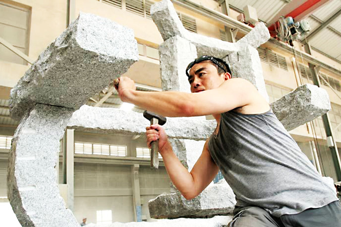 博仟签约艺术家温朝勃在专心雕刻石材雕塑
