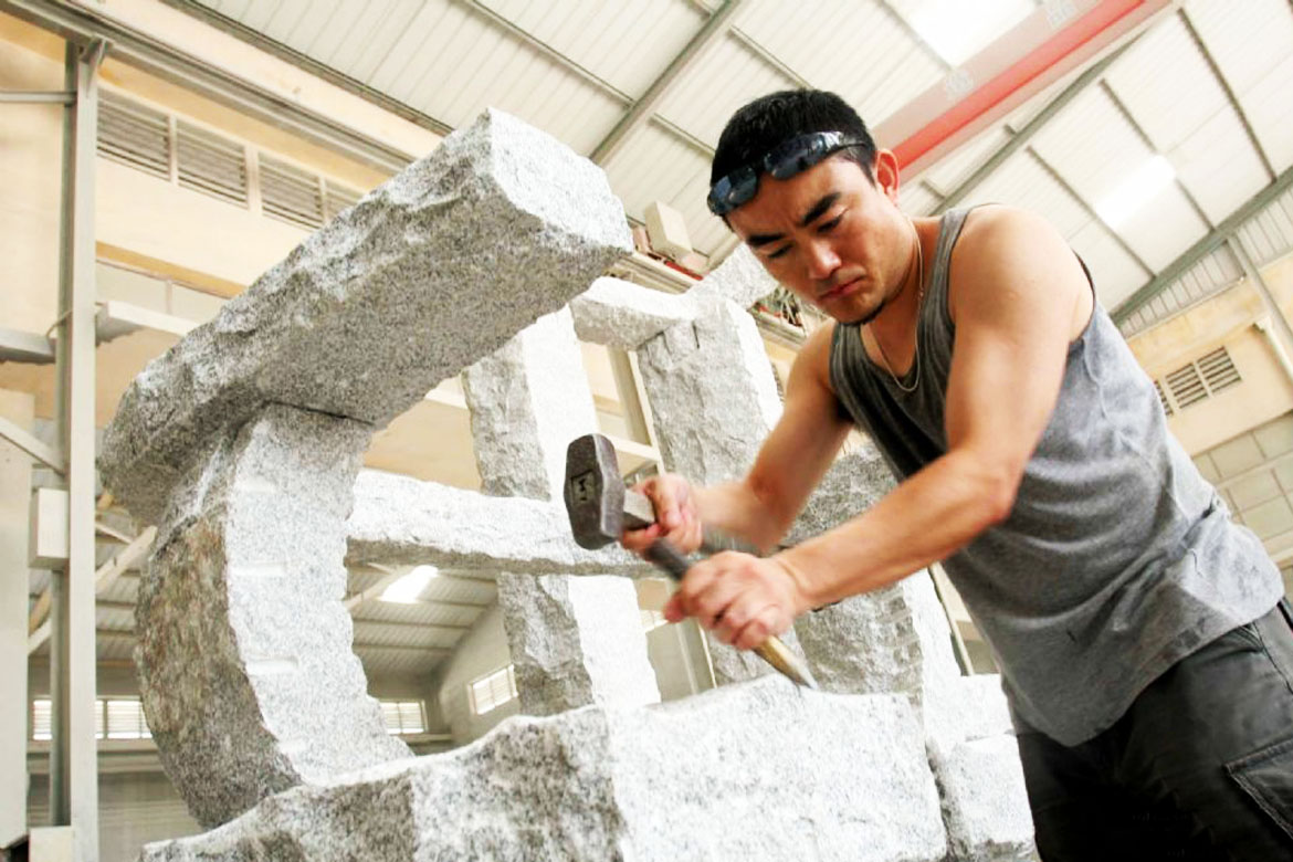博仟签约艺术家温朝勃亲自打造坐山观水雕塑过程