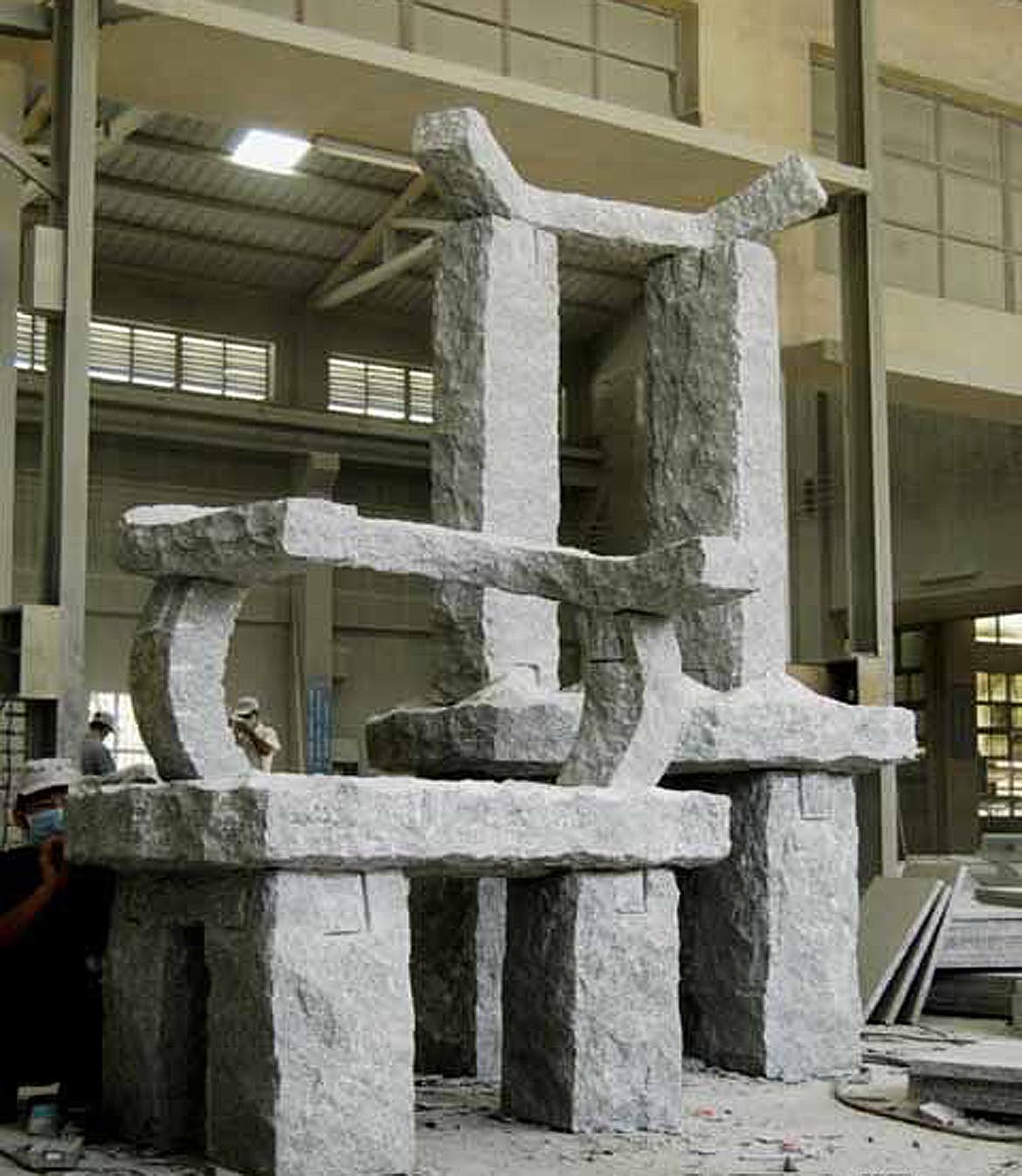 坐山观水椅子石材雕塑在博仟雕塑加工厂特写