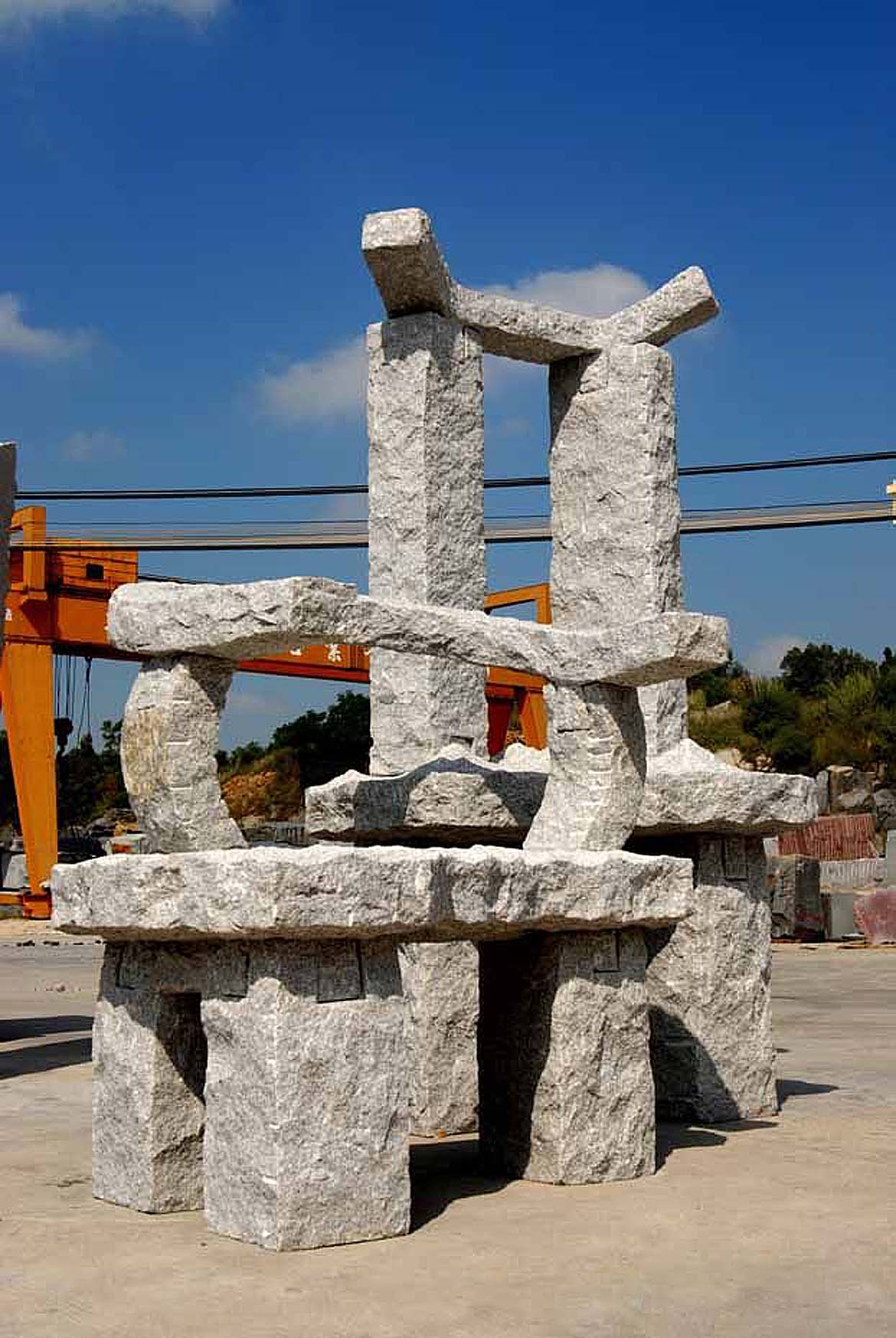 坐山观水石材雕塑被博仟北京雕塑公司运往安装现场过程图