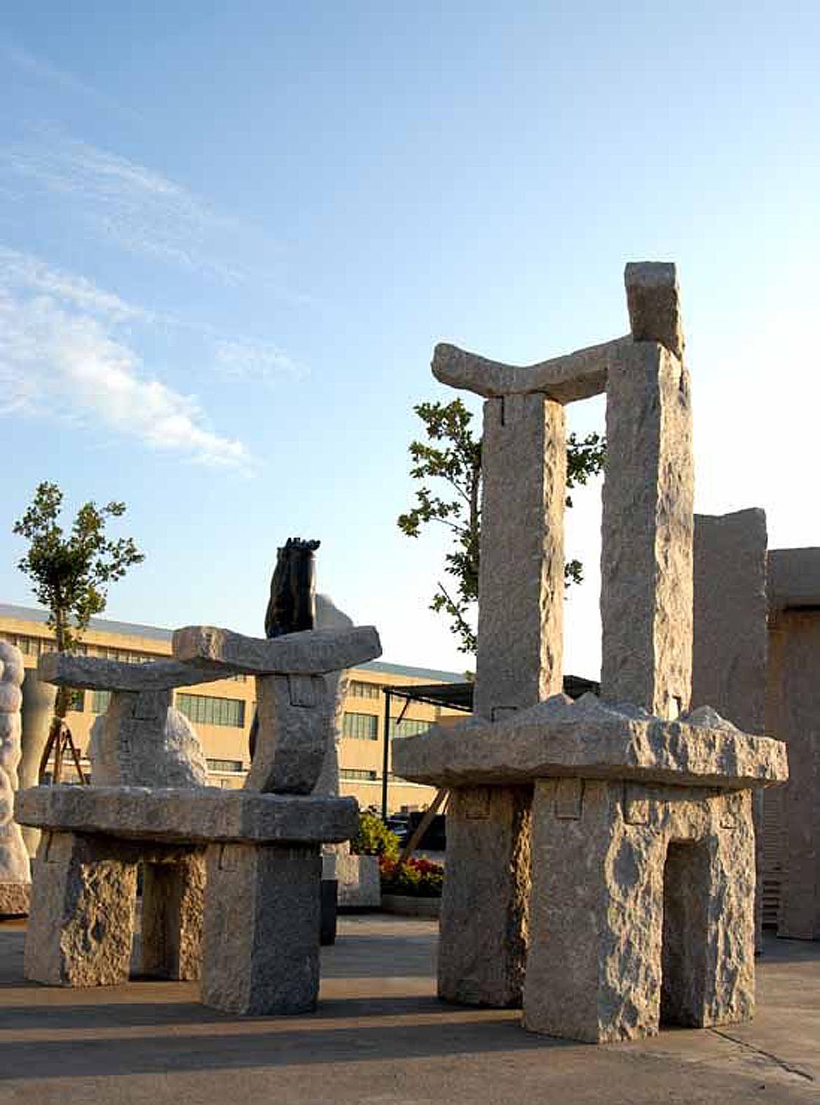 由博仟北京雕塑公司安装完成的坐山观水石材雕塑
