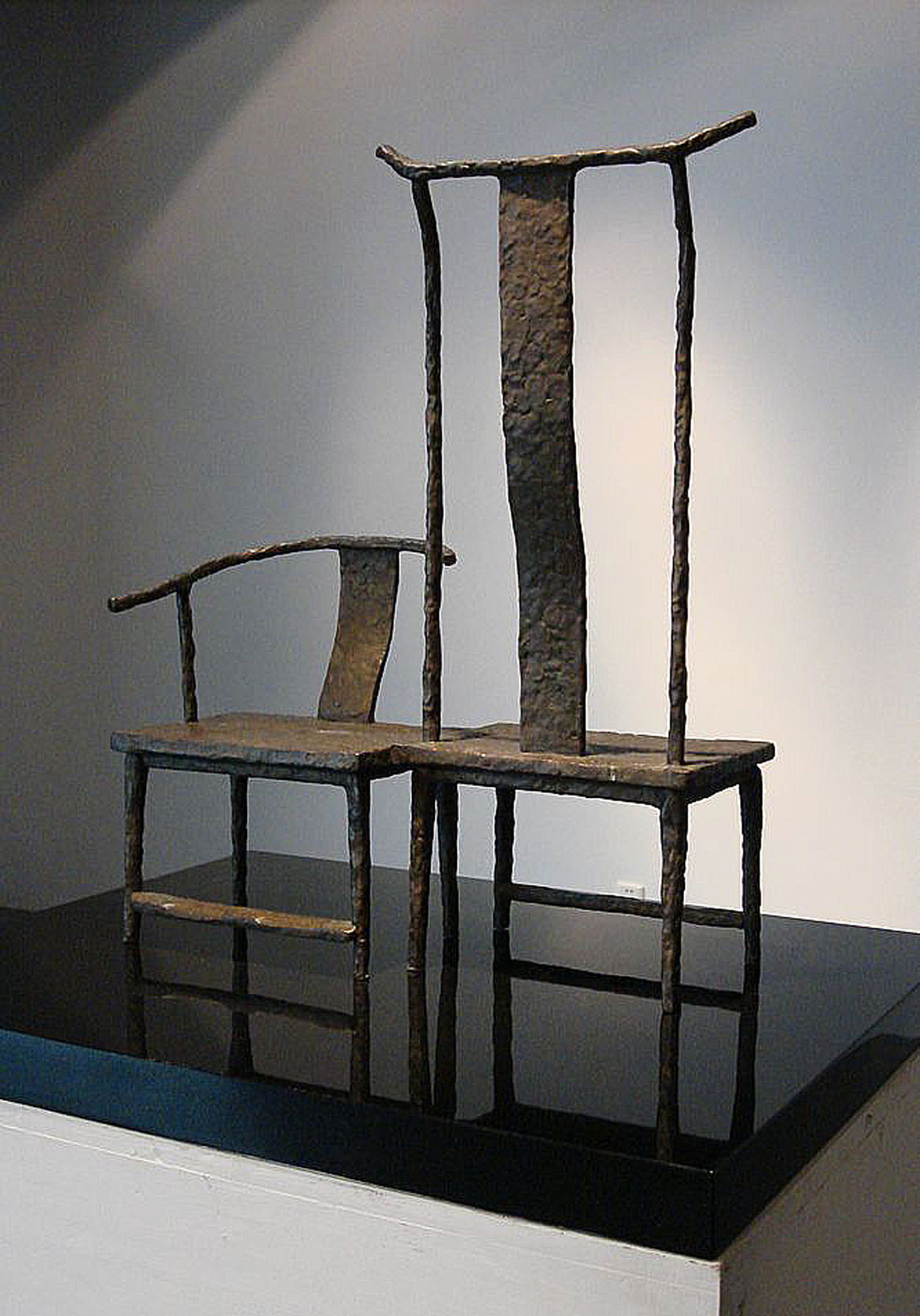 博仟北京雕塑公司创作的功能性铸铜雕塑设计椅子
