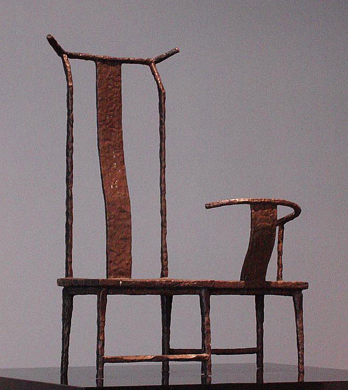 博仟北京雕塑公司创作的功能性铸铜雕塑设计融合在一起的椅子
