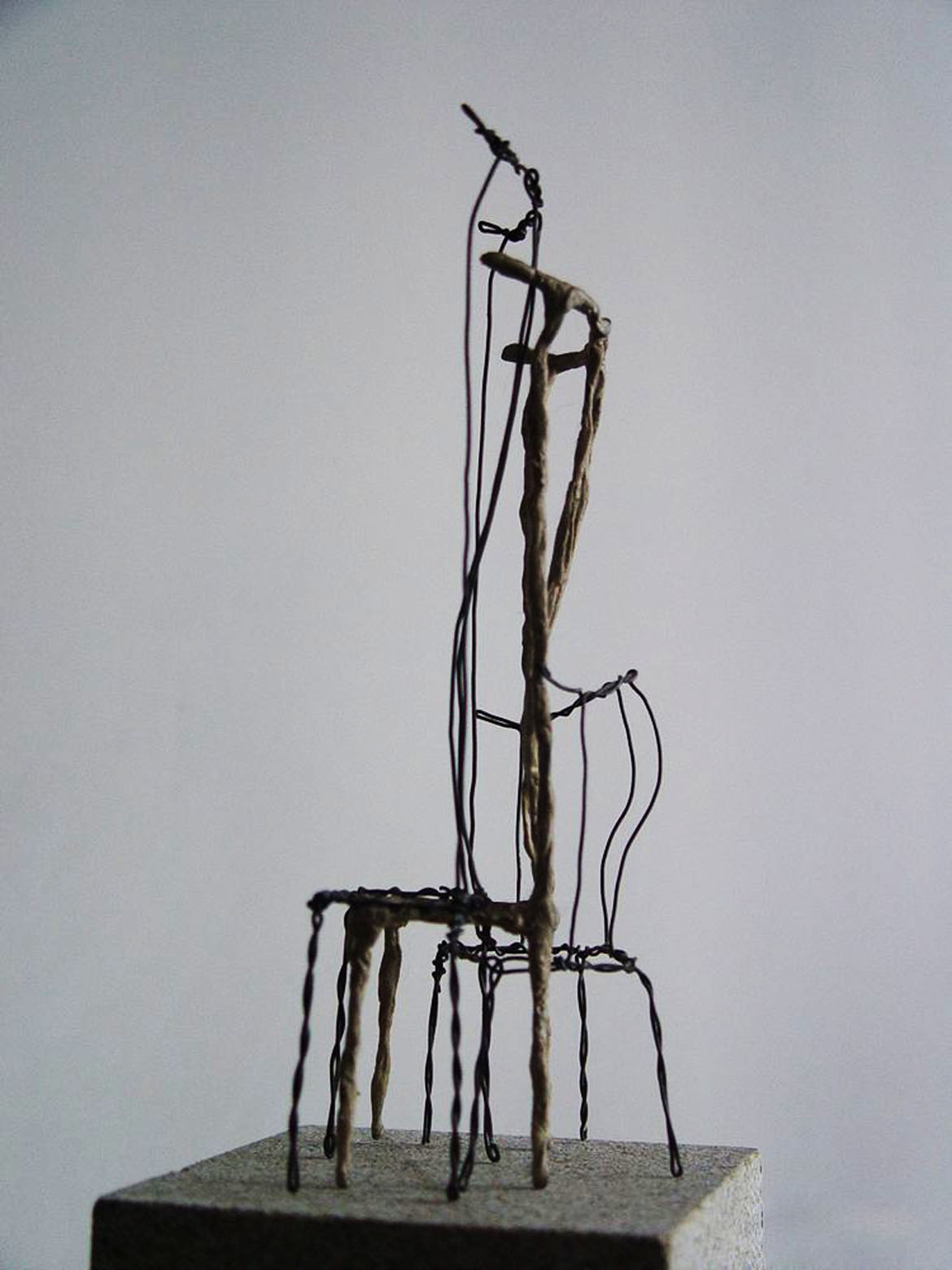 博仟北京雕塑公司运用创意雕塑制作的铁丝铸铜椅子