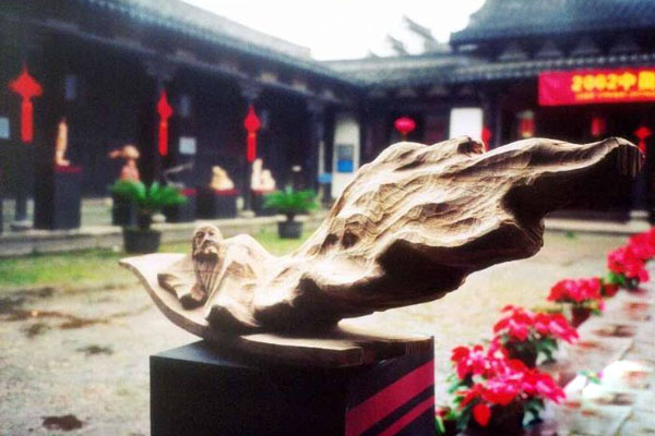 博仟北京雕塑公司运用木雕塑造的李白摆放在北京四合院中