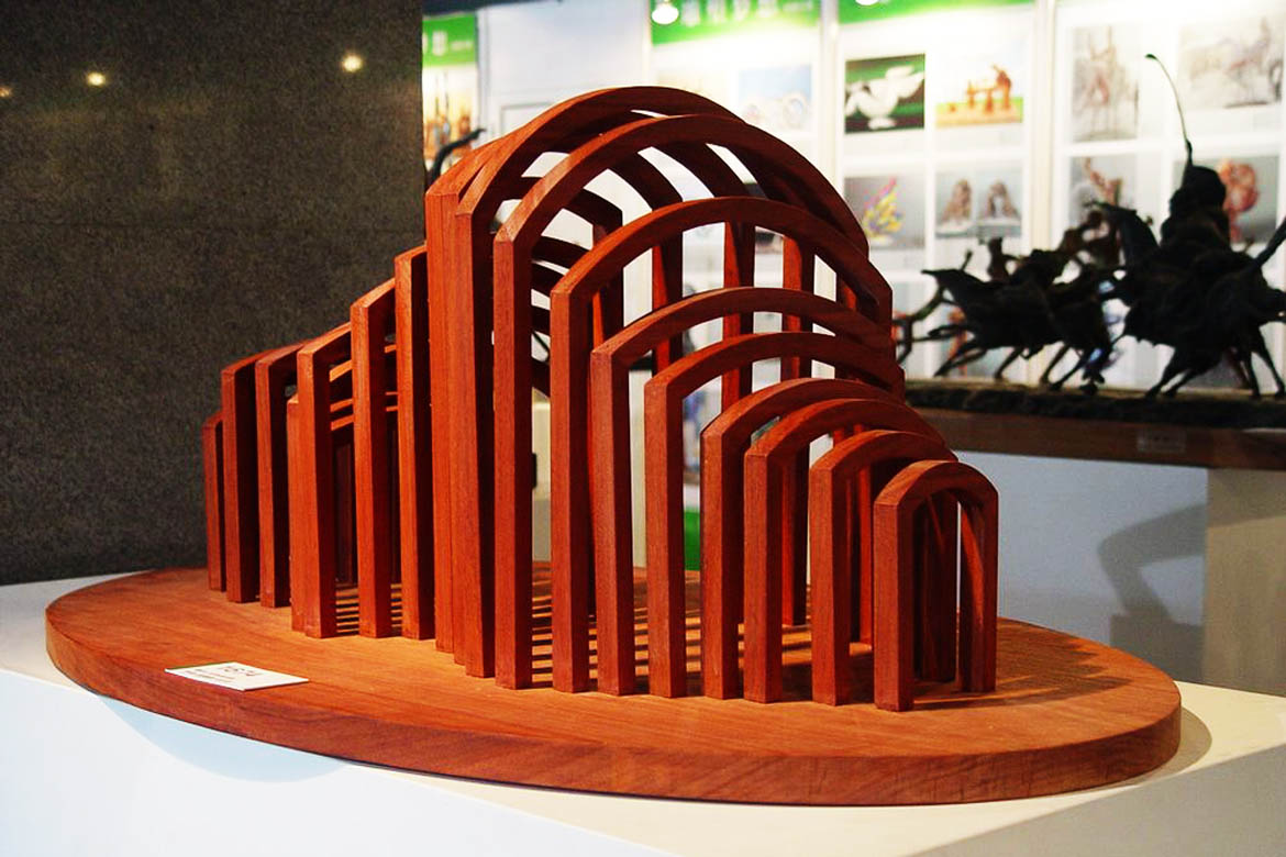 博仟北京雕塑公司创作的红色乐章不锈钢造型雕塑