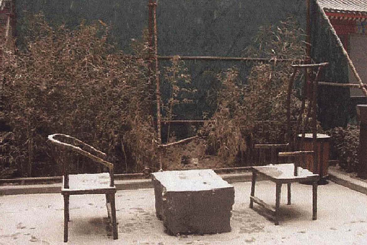 冬季在四合院中的对弈椅子雕塑创意设计