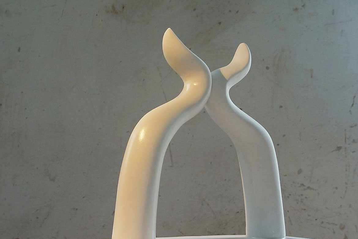 博仟北京雕塑公司创作的初恋惊蛰树脂雕塑侧面图