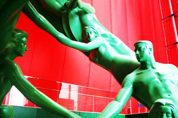 博仟北京雕塑公司男人与女人牵手不锈钢龙的雕塑图片