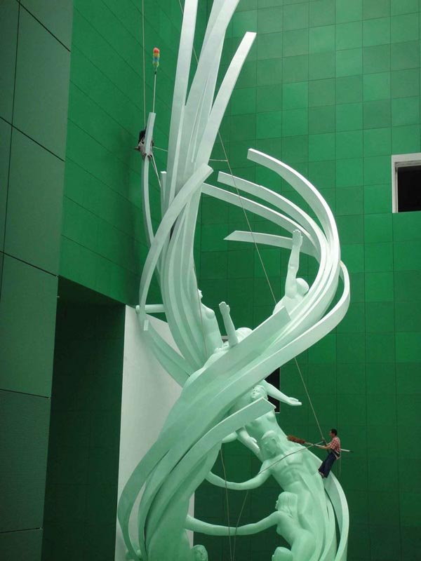 博仟北京雕塑公司安装螺旋与生命不锈钢龙的雕塑图片过程