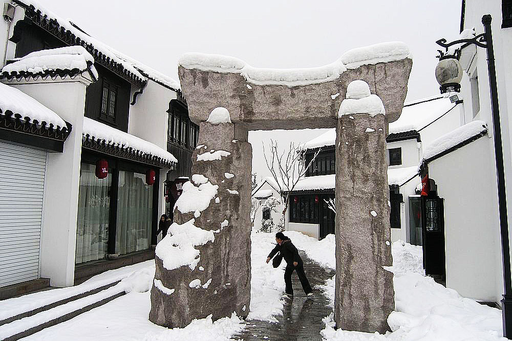 大门石雕雕塑雪景