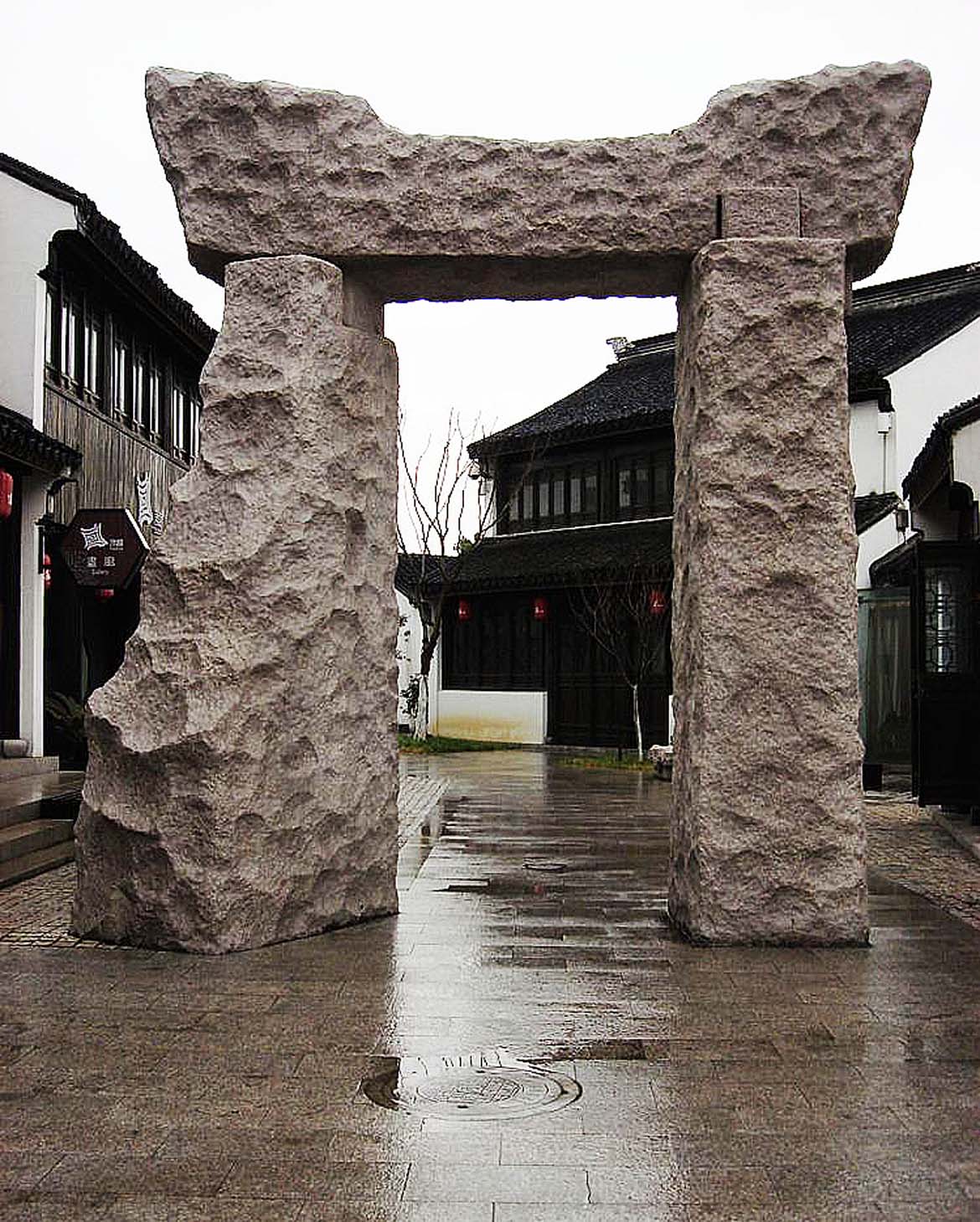 博仟北京雕塑公司塑造的石雕雕塑下雨后的娑罗门