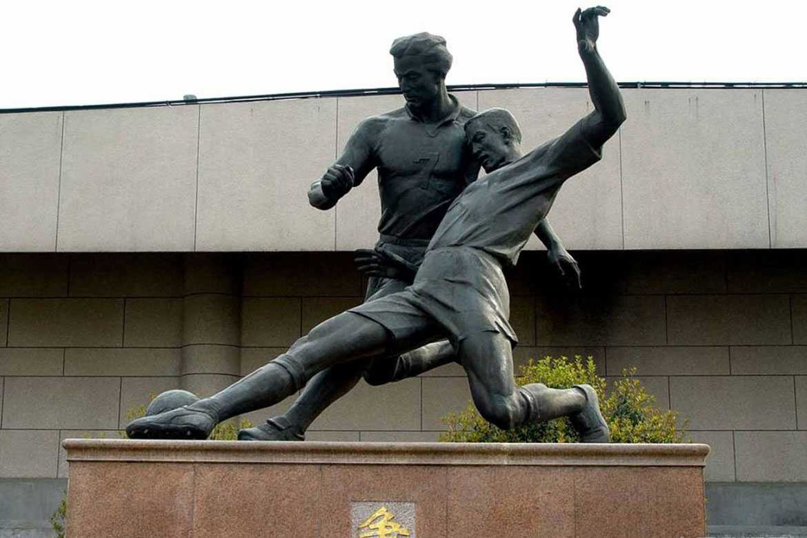 立于杭州黄龙体育中心的踢足球运动雕塑