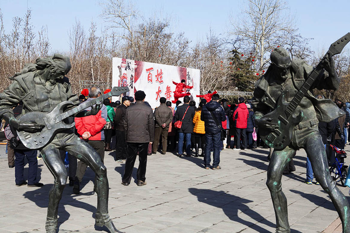 博仟北京雕塑公司运用现有模具多次翻制出来的玻璃钢人物仿铜雕塑