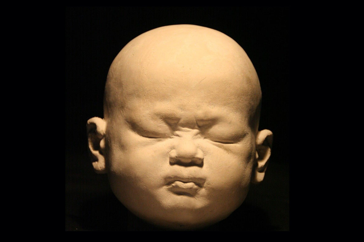 闭着眼睛的婴儿头像雕塑创作