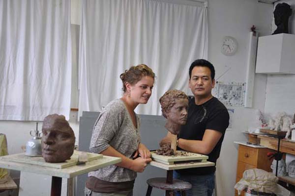 胡学富正在为国外友人兰蒂进行国外人体雕塑