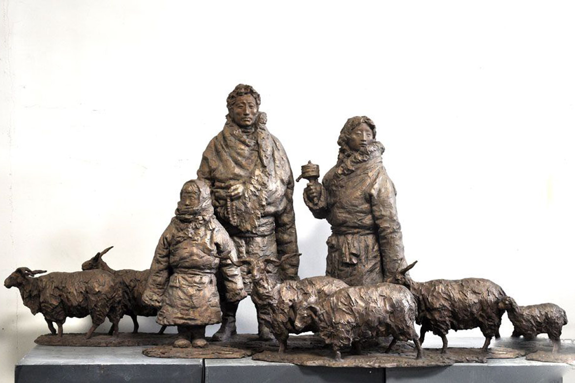 博仟雕塑公司的靠近牧区一家人西藏主题雕塑欣赏