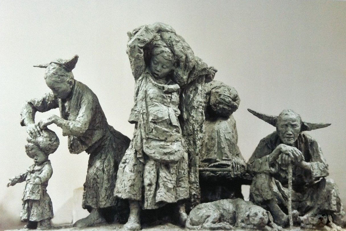 博仟北京雕塑公司梳头的苗族女人苗族人物雕塑欣赏