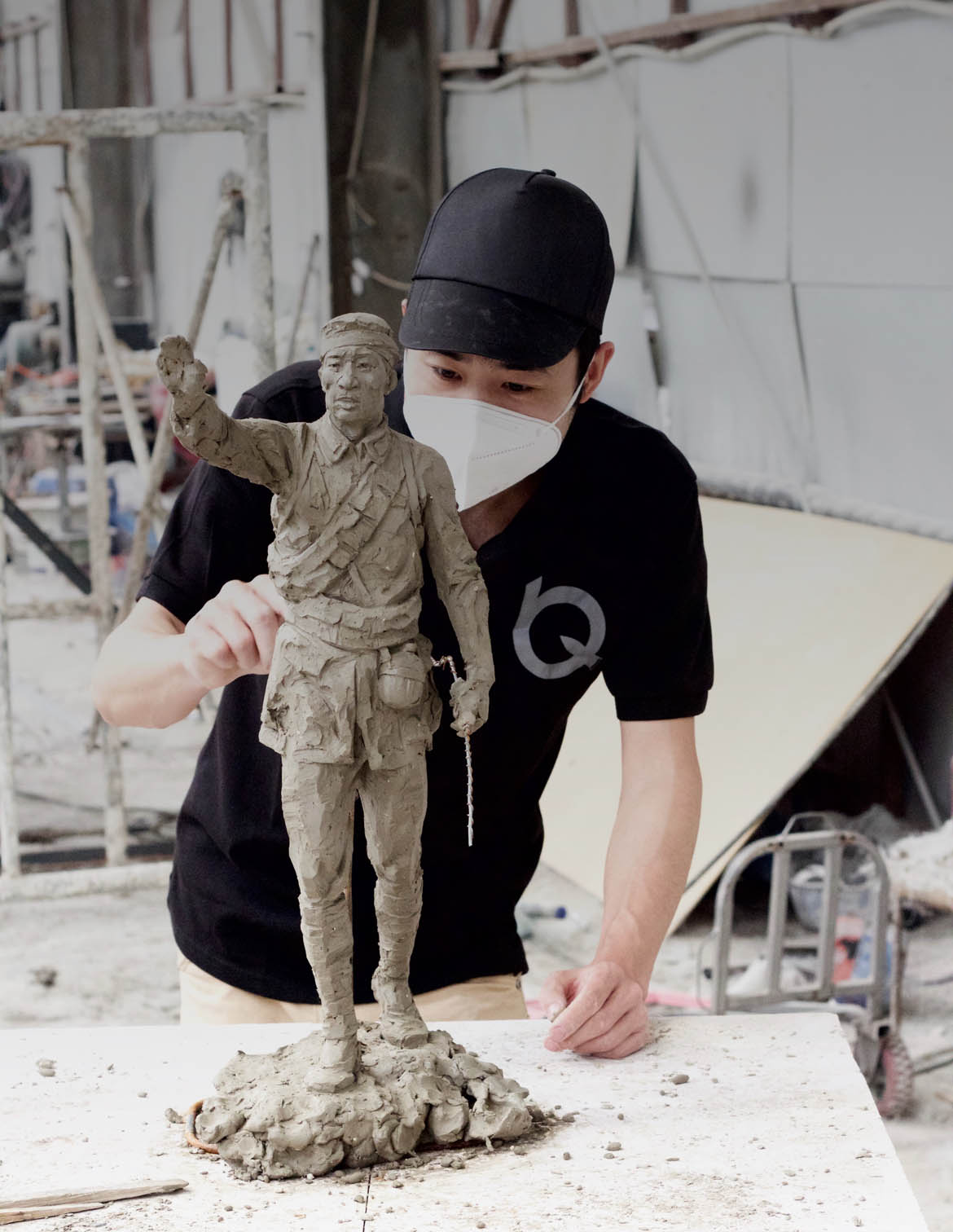 博仟北京雕塑公司泥稿创作人员正在进行泥稿创作
