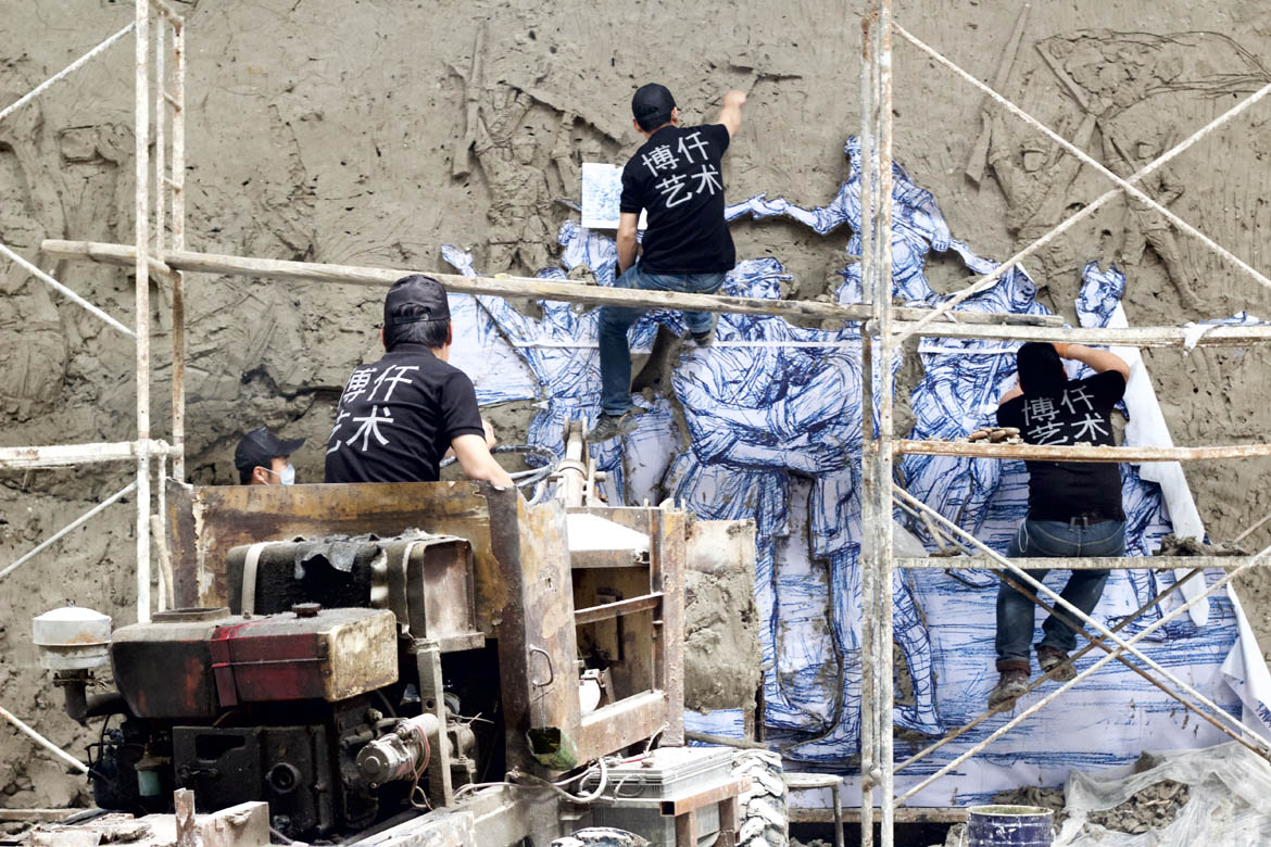 博仟雕塑公司采泥车为浮雕上泥过程