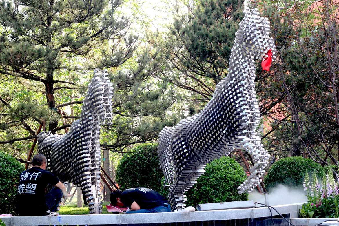 博仟雕塑公司安装人员正在细致安装骏马装置雕塑