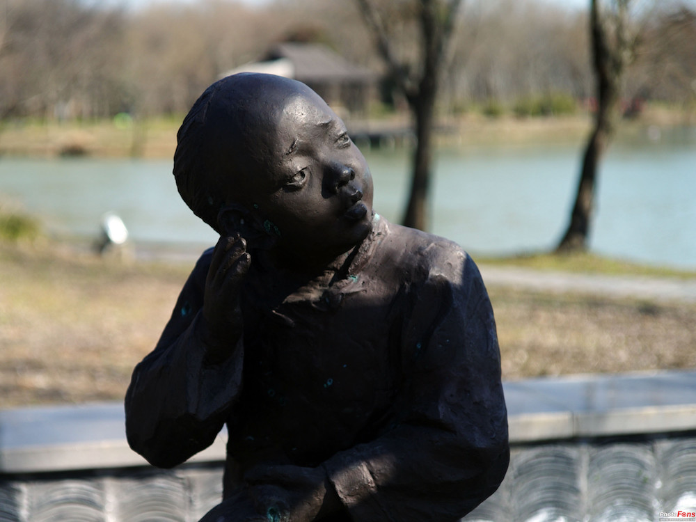 听话的小男孩铸黄铜中国人物雕塑