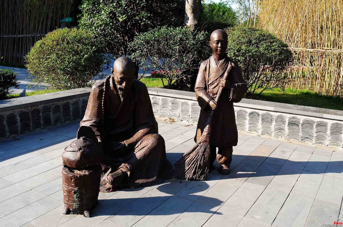 老和尚和扫地小和尚铸黄铜中国人物雕塑