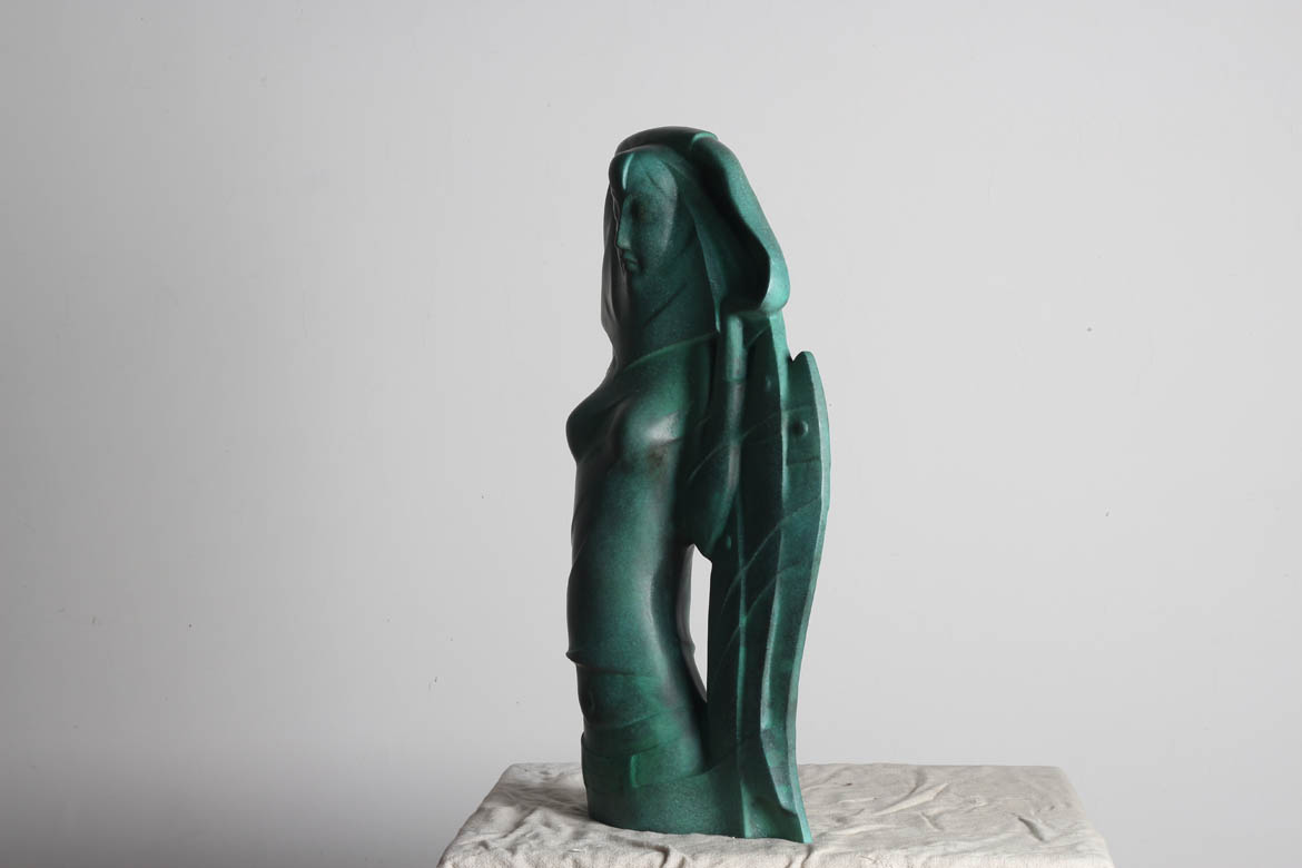背光下的女人体雕塑