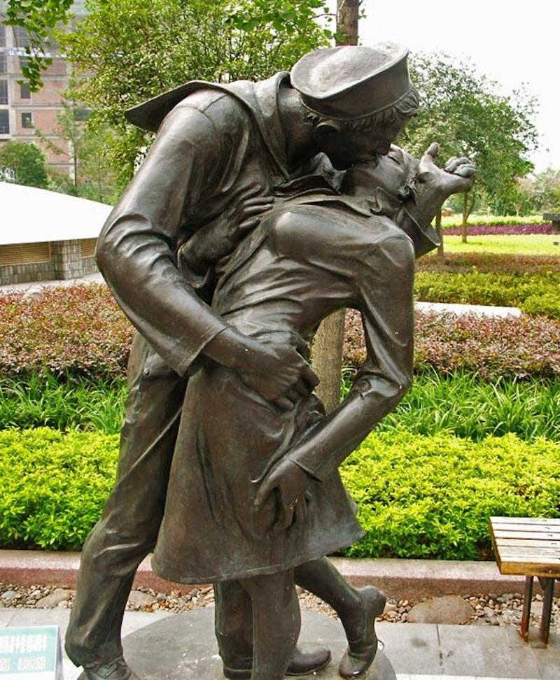 法国经典亲吻写实情侣人物雕塑