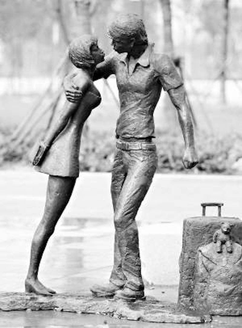 当代亲吻写实情侣人物雕塑