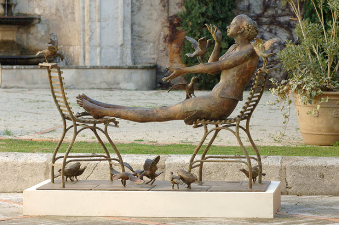 坐在躺椅上的年轻女子青铜人物雕塑
