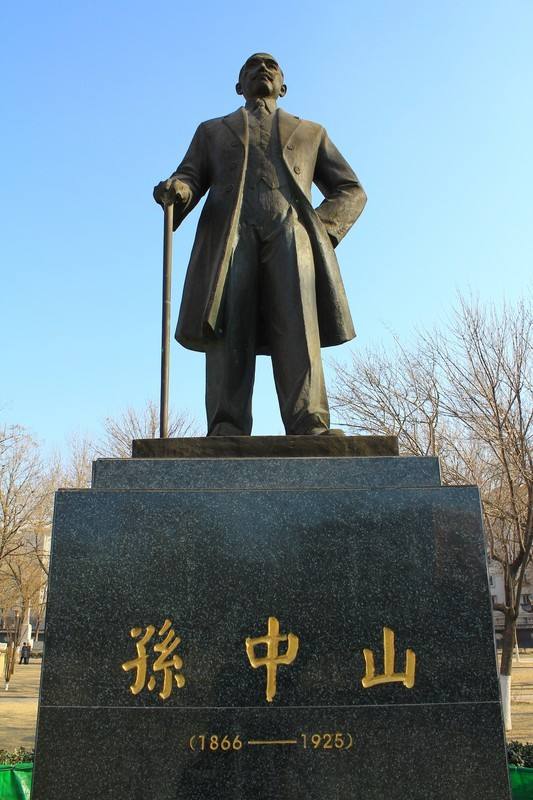 天津中山公园内的孙中山铸铜伟人雕塑