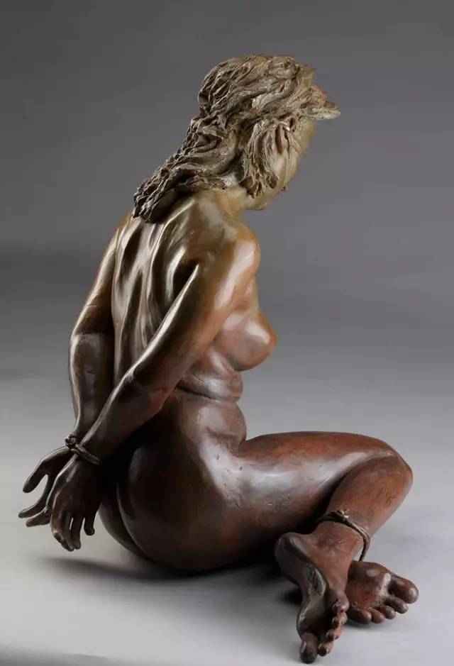 被束缚的女人现代人体雕塑图片