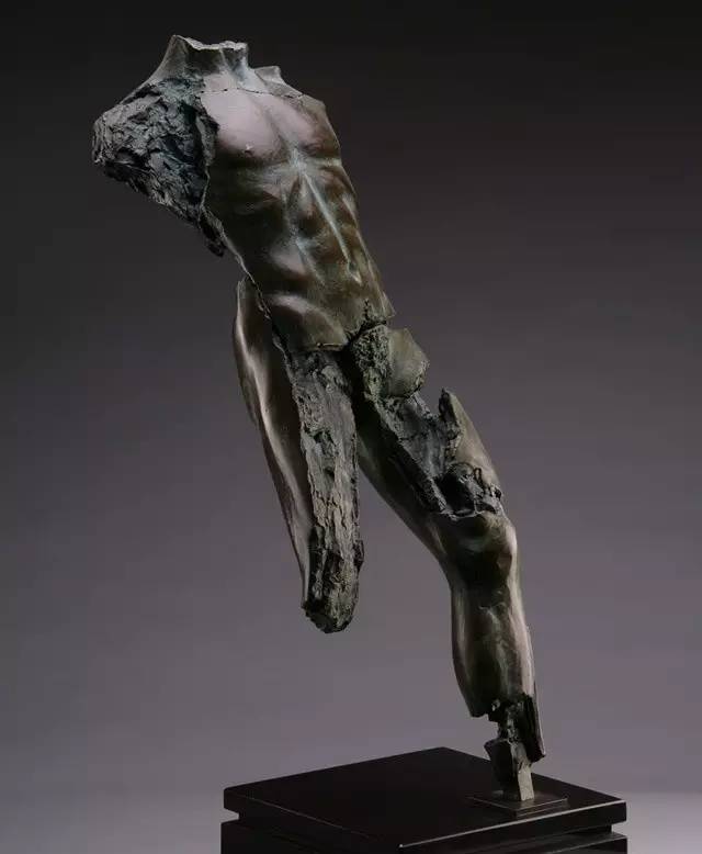 残缺的男人体现代人体雕塑图片