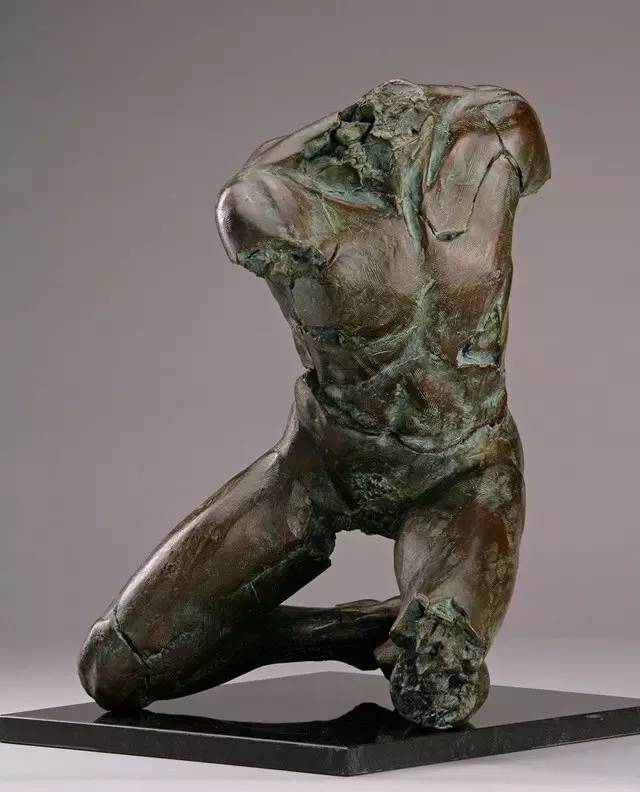 跪着的人体现代人体雕塑图片