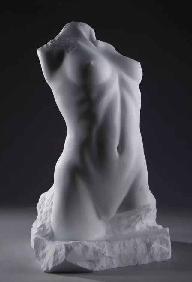 石膏女性现代人体雕塑图片