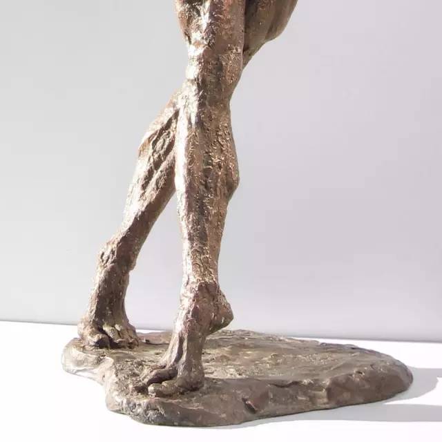 裸体男性铸铜人体雕塑腿部细节