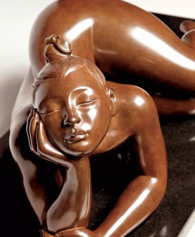 趴着的抽象女性铸铜人体雕塑欣赏