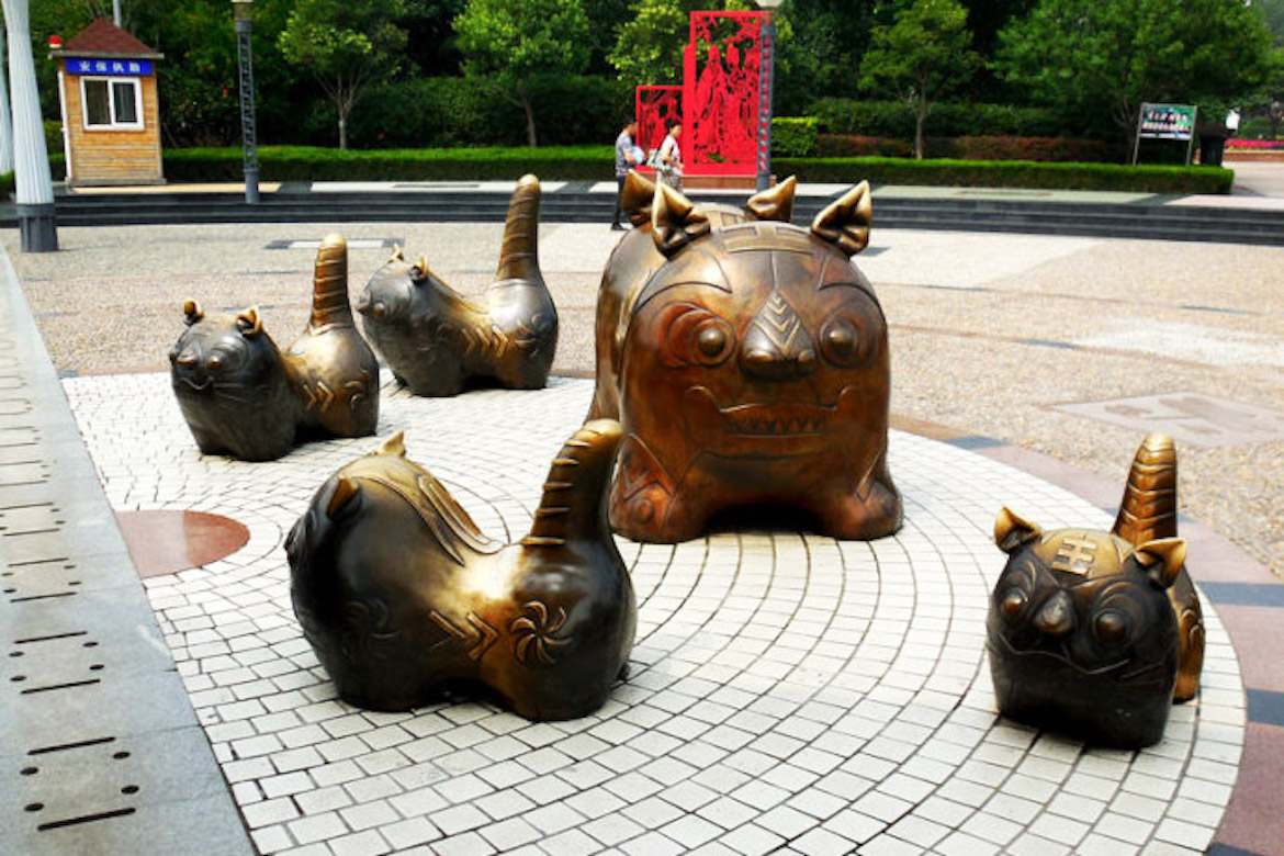 广场老虎铸铜动物雕塑全景