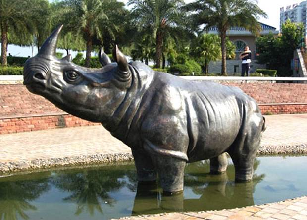 犀牛动物铸铜雕塑