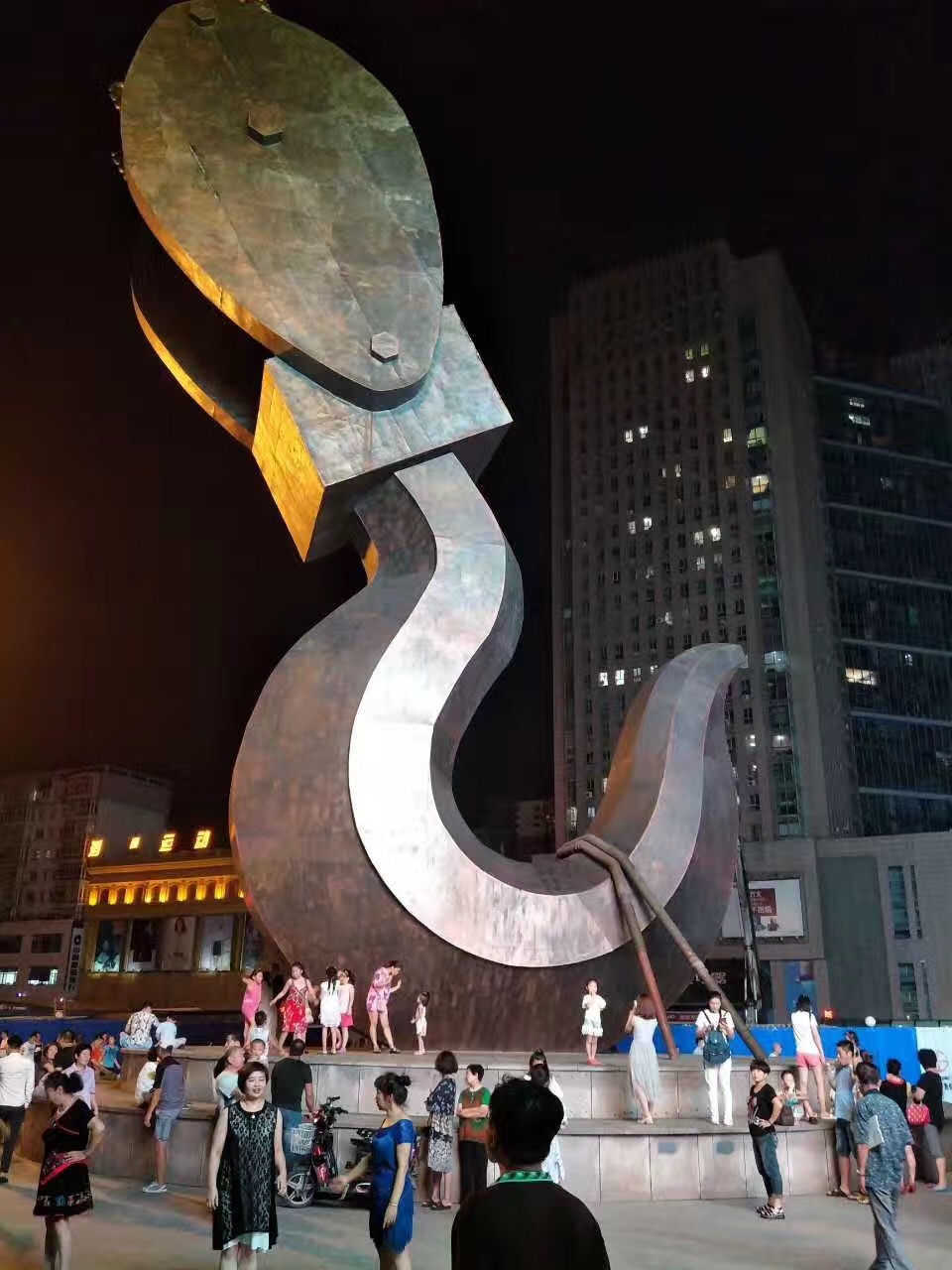 博仟雕塑公司锻造的钩子城市主题锻铜雕塑