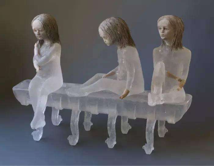 小女孩透明树脂人物雕塑