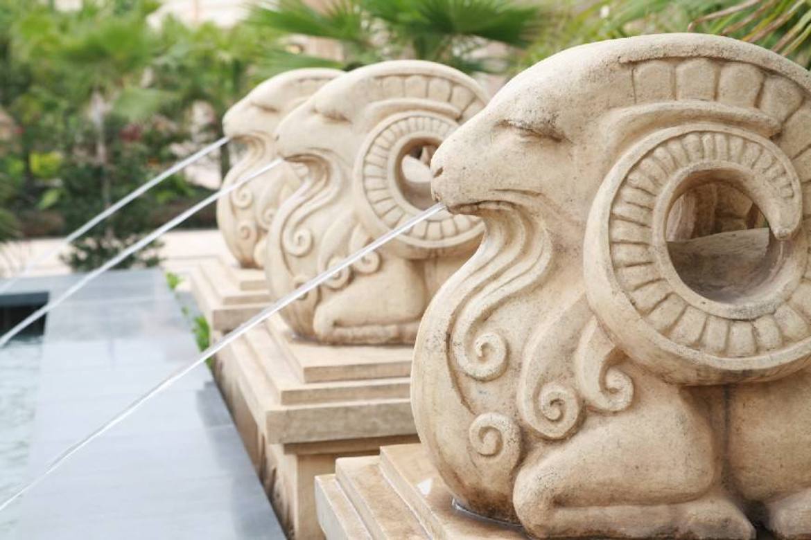 博仟雕塑公司的羊头砂岩喷泉雕塑